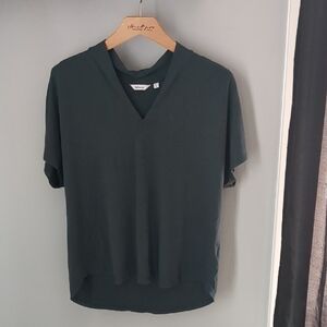 Reitmans V-neck Tee in Forest Green